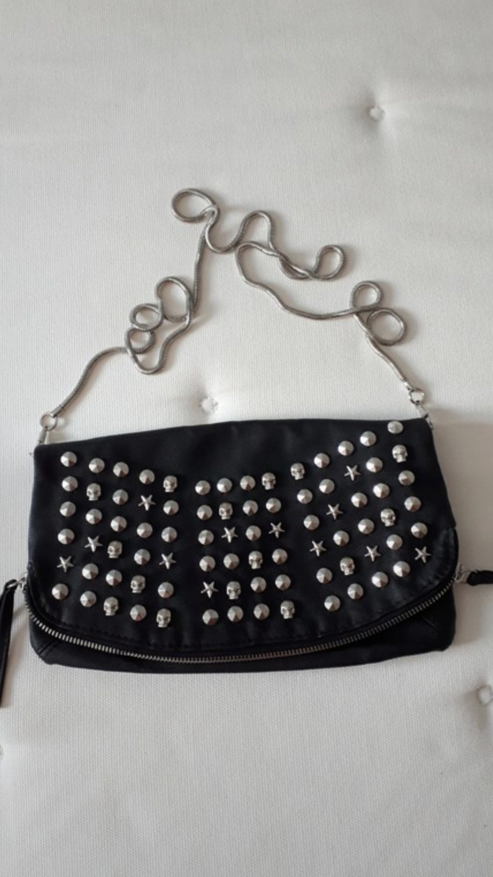 schwarze Umhängetasche / Clutch mit Nieten. Neu