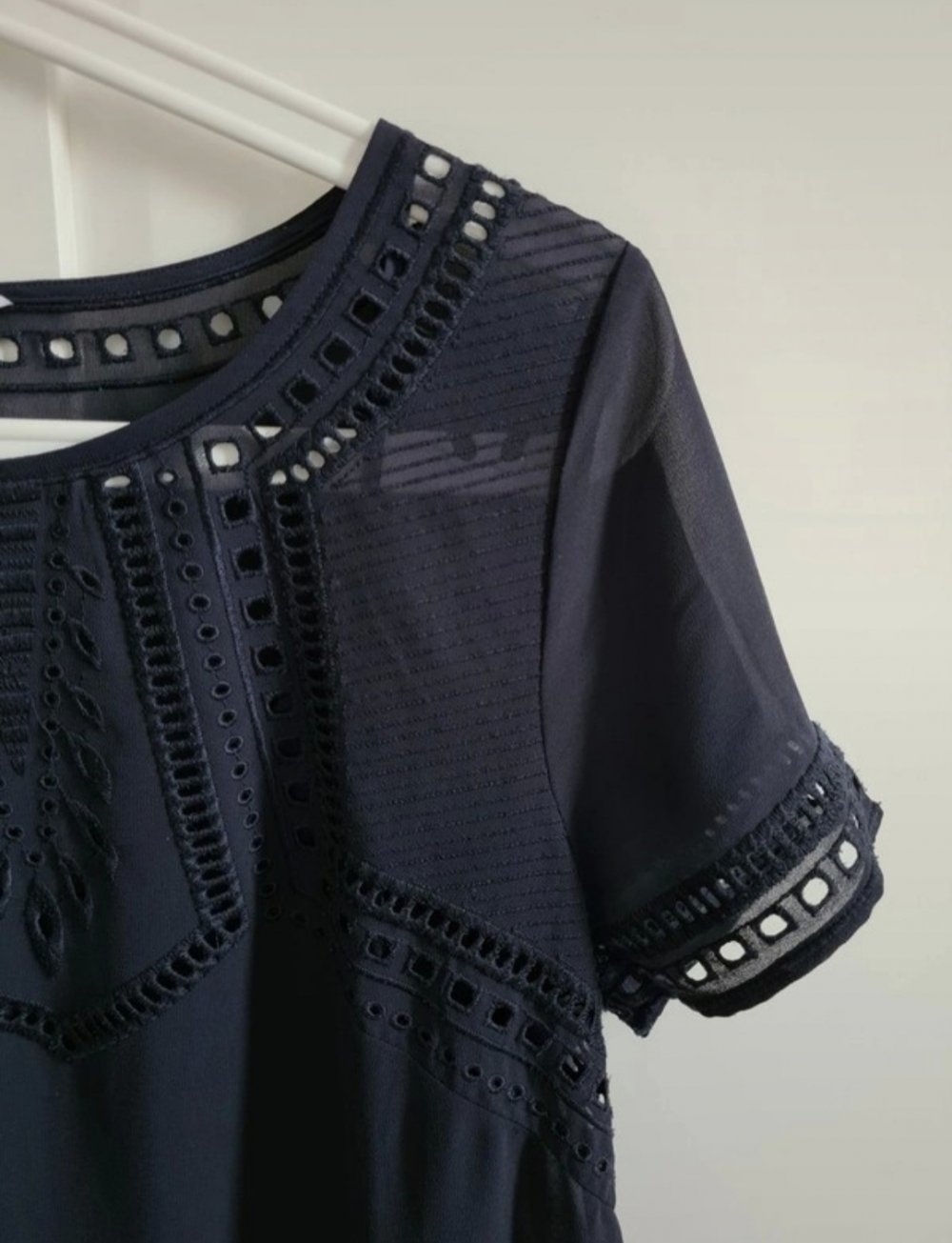 Fließendes Chiffon Kleid / Etuikleid mit ausgestanzten Muster