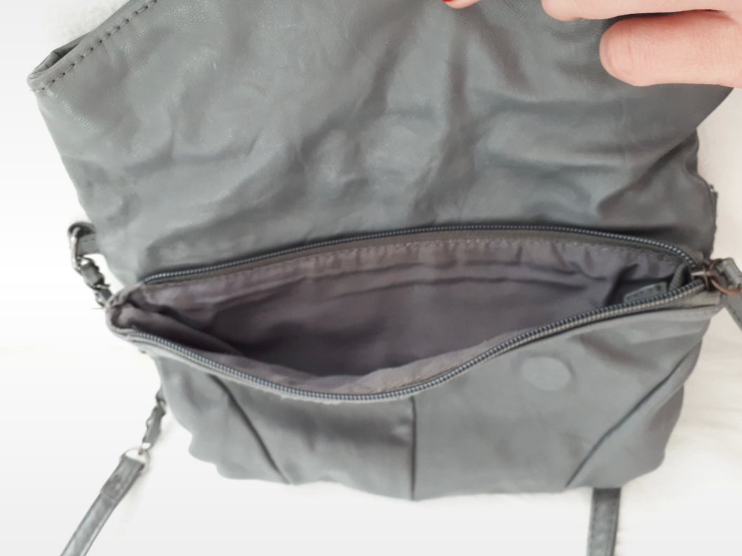 Kleine Umhängetasche. Clutch. grau