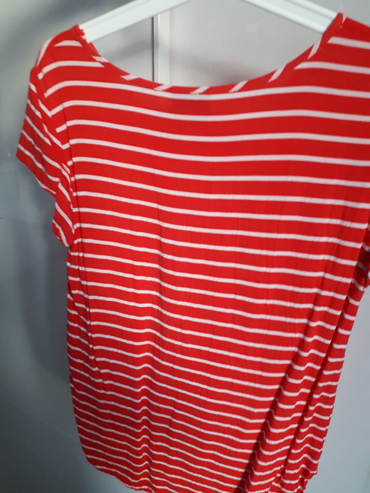 Rote Bluse mit weißen Streifen