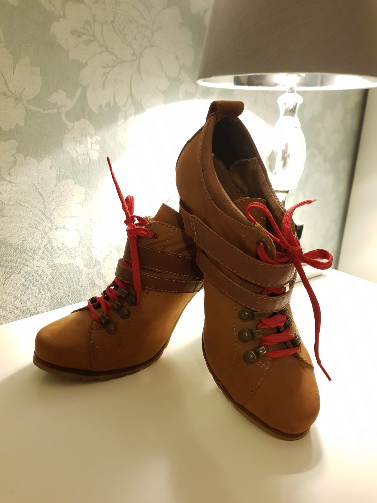 Braune Schnürstiefeletten