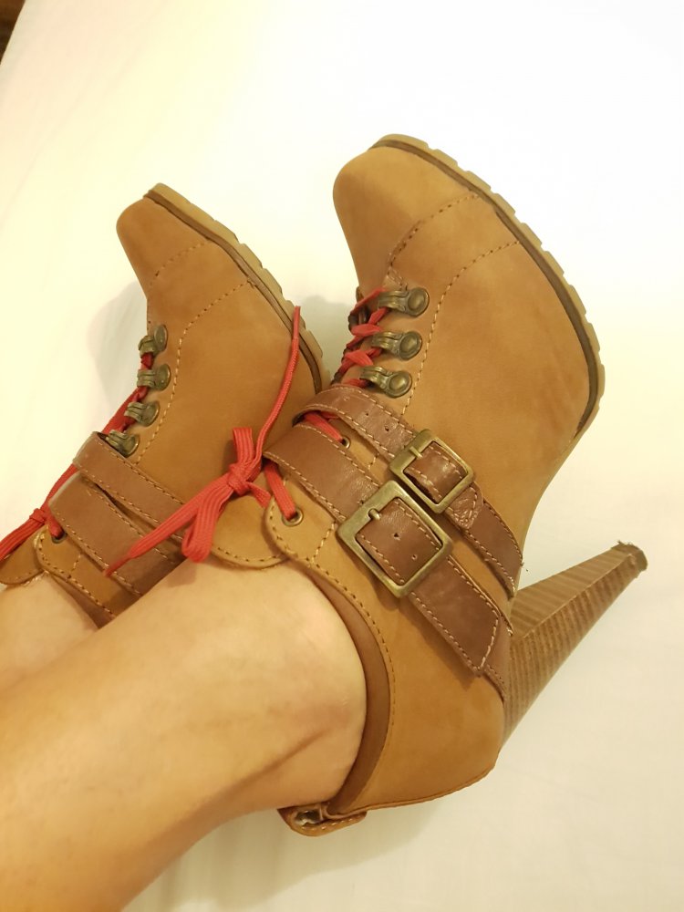 Braune Schnürstiefeletten