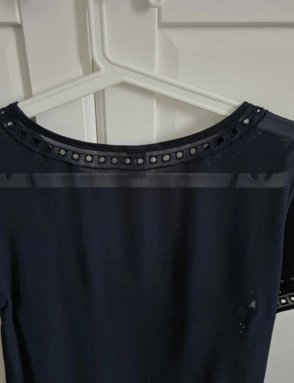 Fließendes Chiffon Kleid / Etuikleid mit ausgestanzten Muster