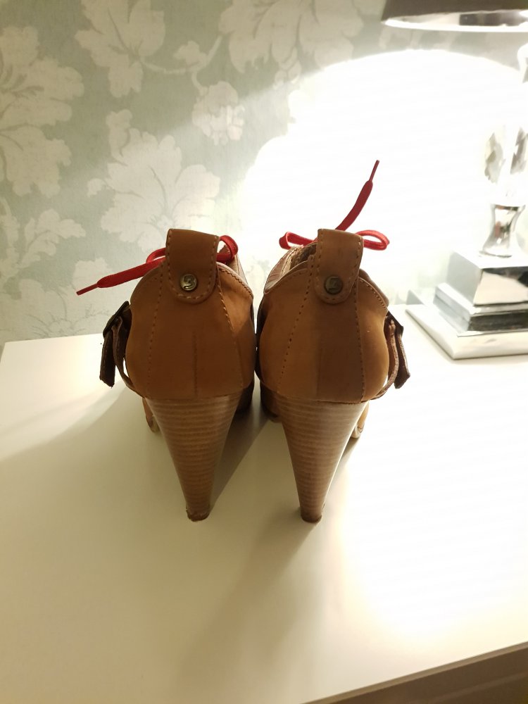 Braune Schnürstiefeletten