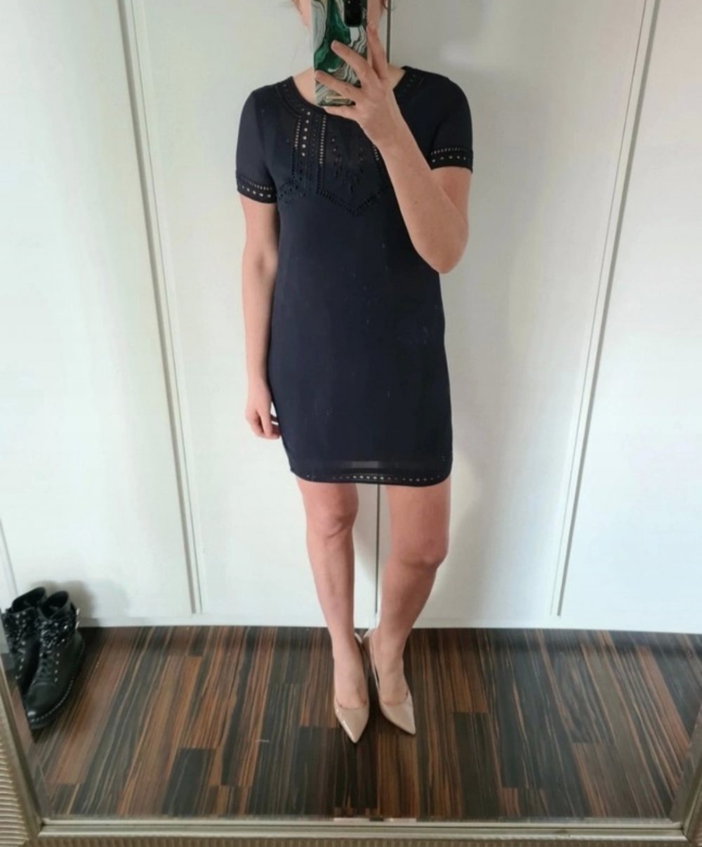 Fließendes Chiffon Kleid / Etuikleid mit ausgestanzten Muster