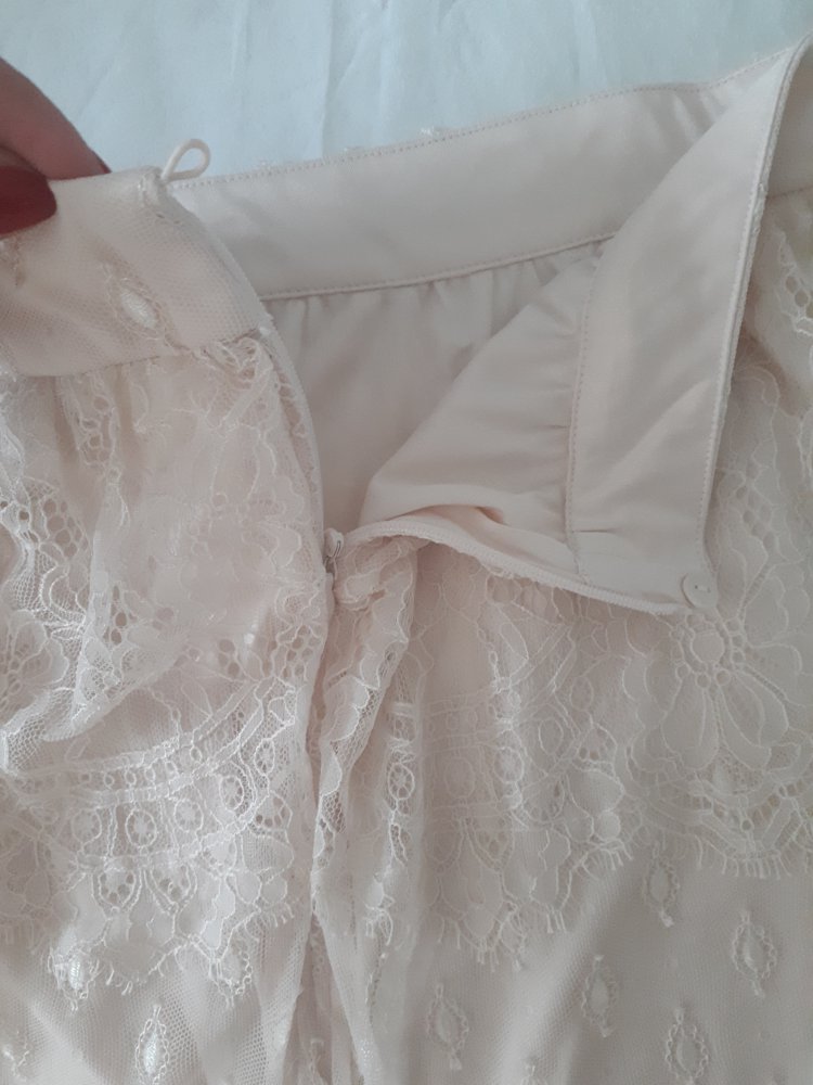 Rosefarbener Figurumspielender Midirock aus Spitze