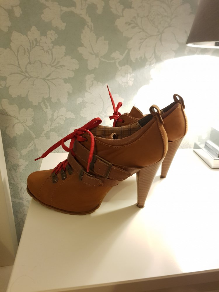 Braune Schnürstiefeletten