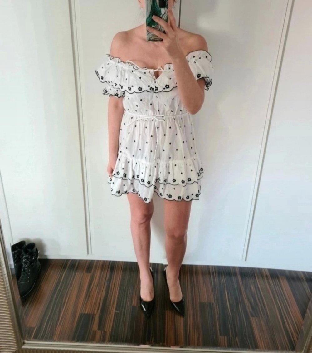 Cocktailkleid / Sommerkleid von Glamourous im Flamenco Stil.