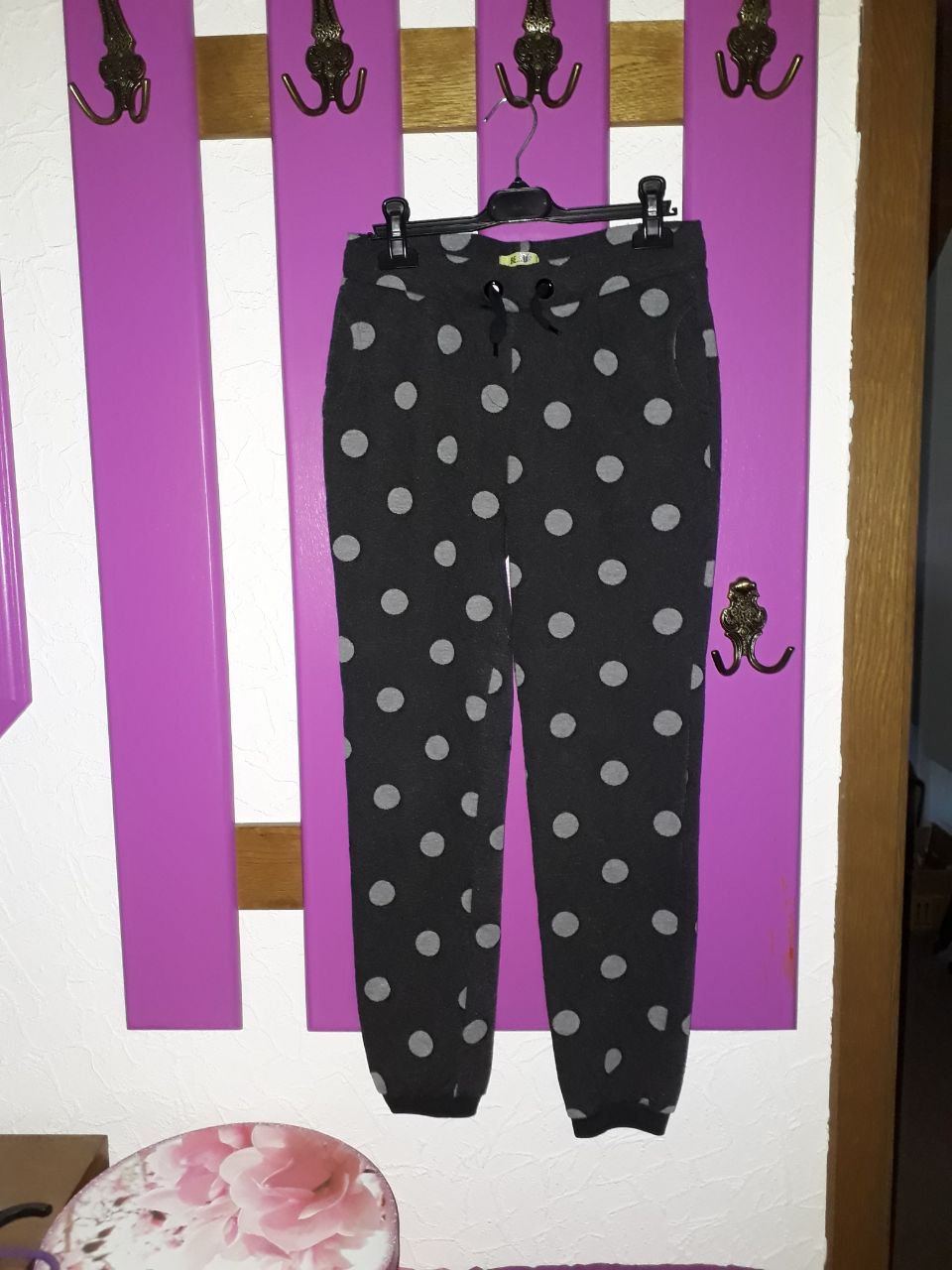 Gepunktete Jogginghose