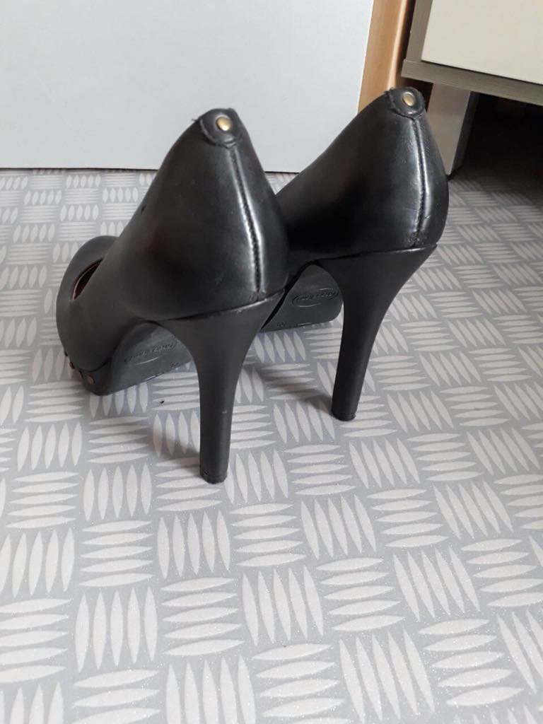 Schwarze High Heels mit Nieten und schmalem Plateau