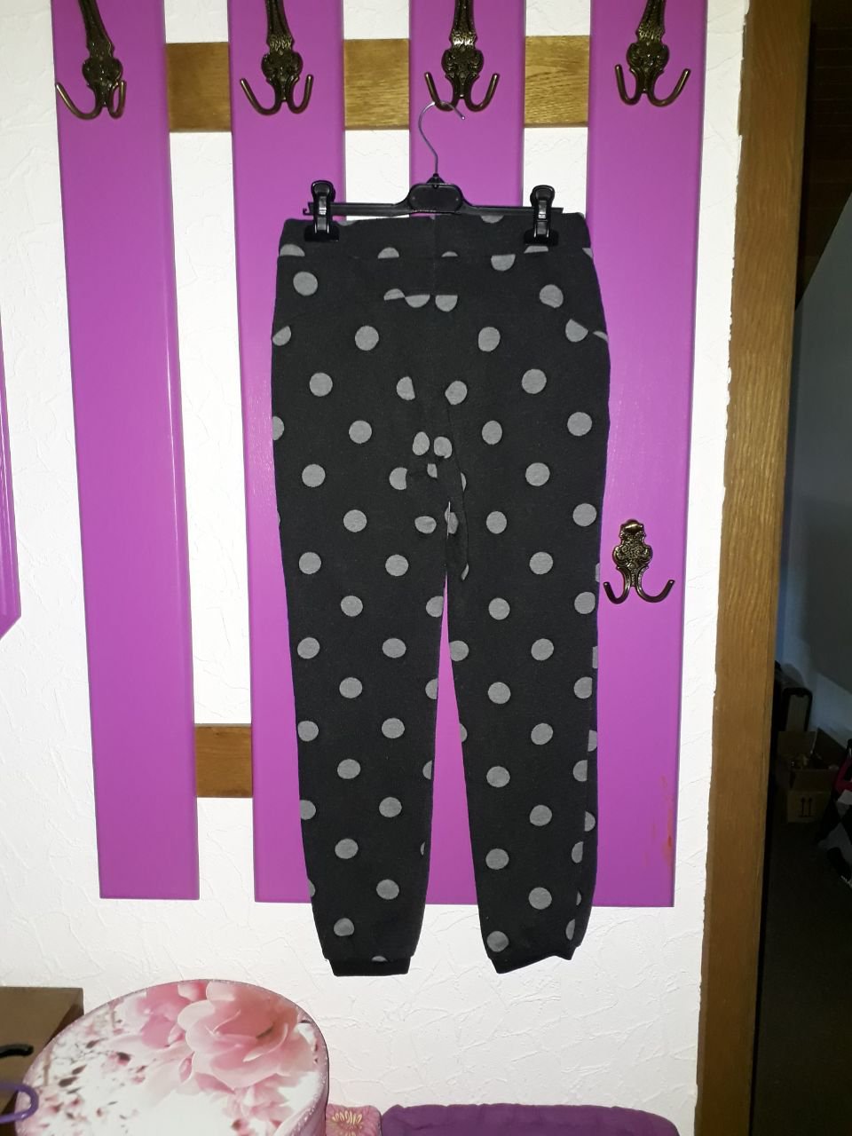 Gepunktete Jogginghose