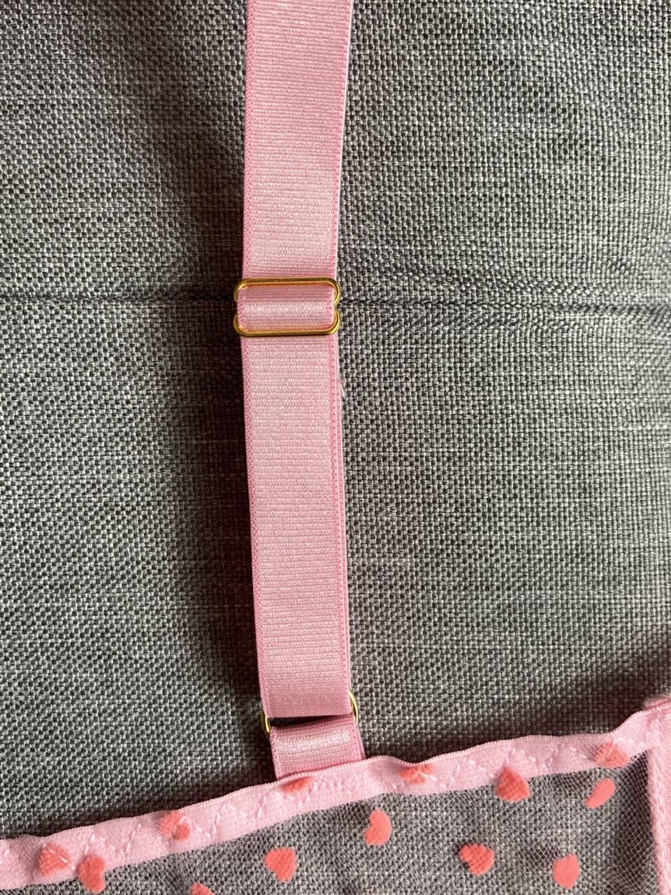 Durchsichtiger Bügel-BH mit rosa Herzmuster und Rüschen