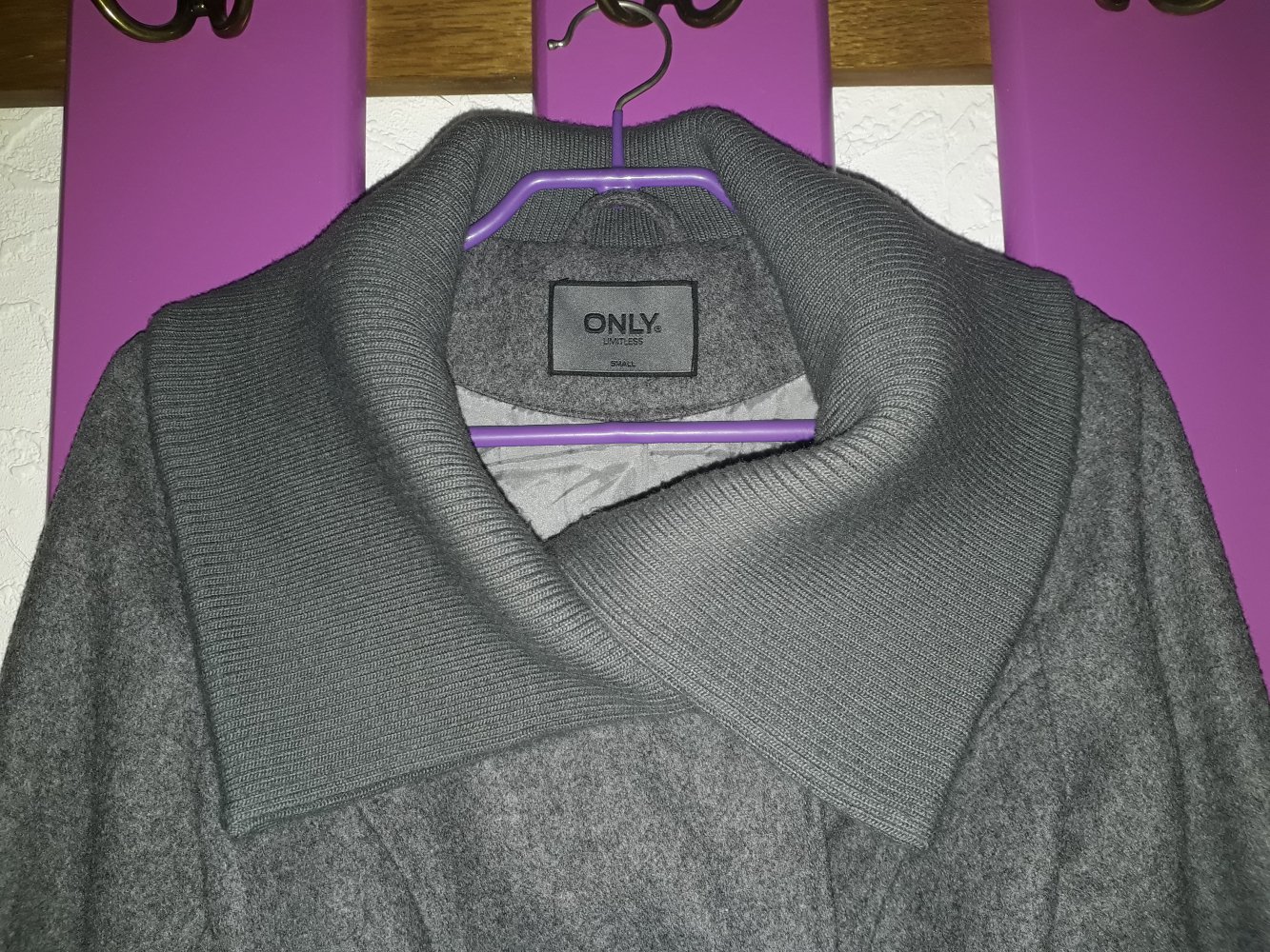 Graue Wolljacke / Kurzmantel mit übergroßem Kragen / doppelreihig / hoher Wollanteil