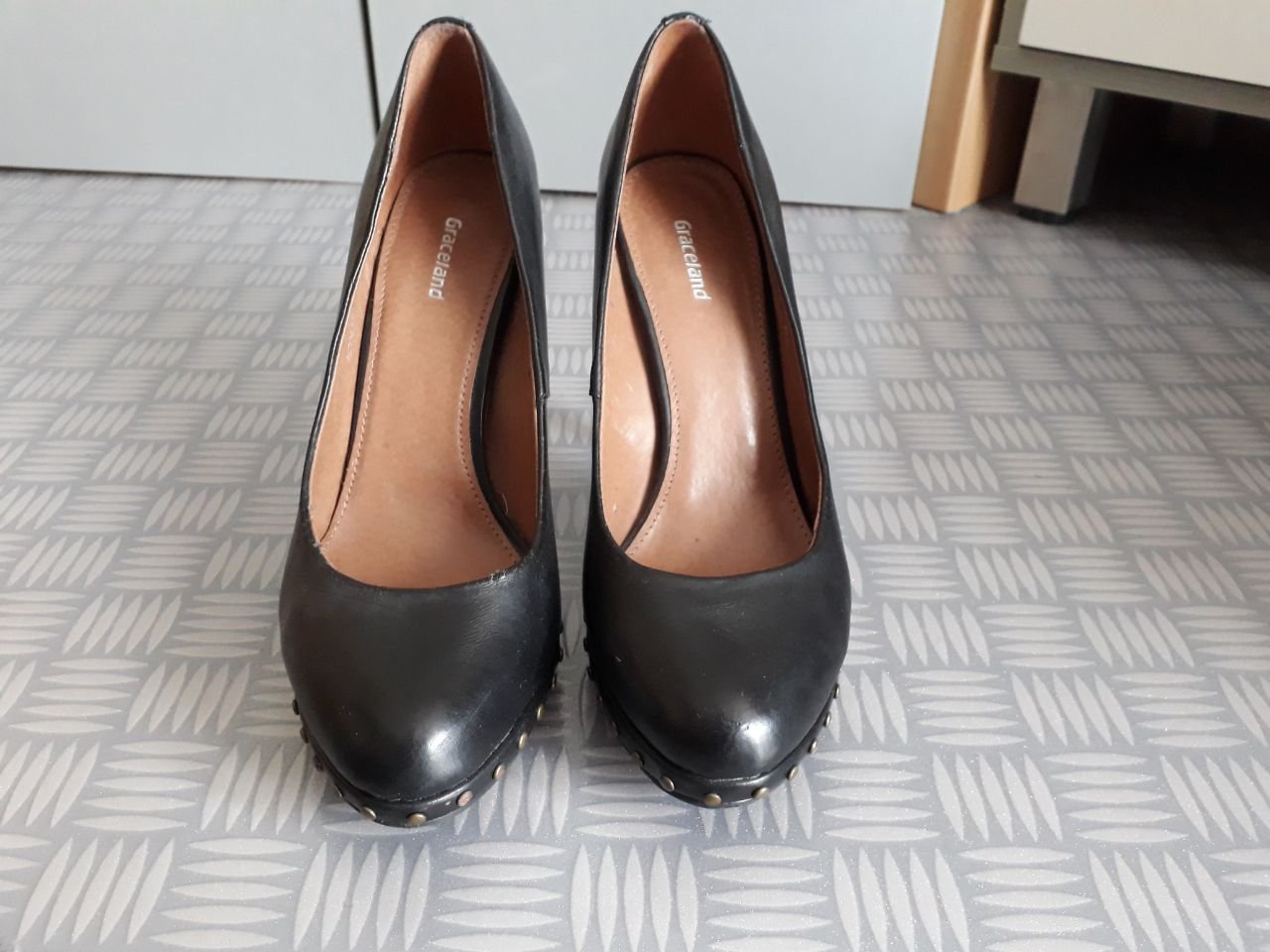 Schwarze High Heels mit Nieten und schmalem Plateau