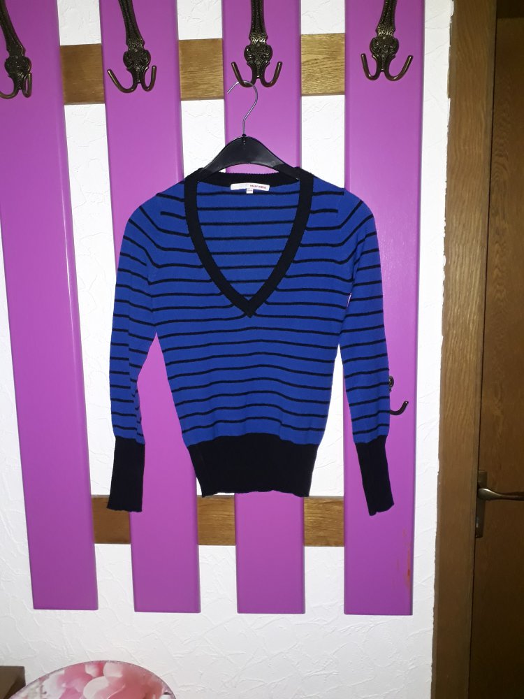 Schwarz-blau gestreifter Pullover