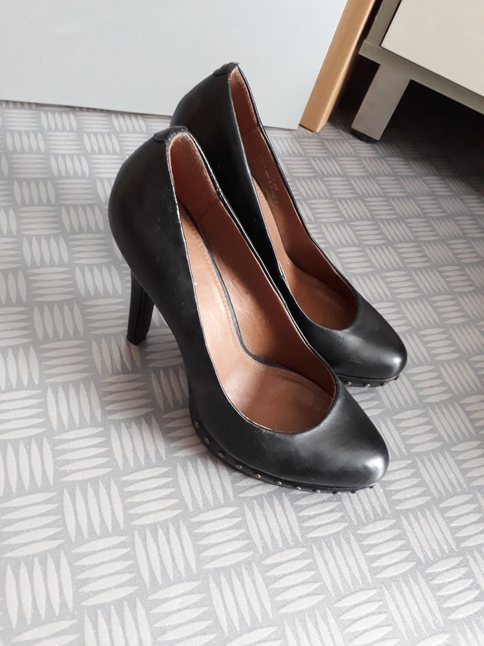 Schwarze High Heels mit Nieten und schmalem Plateau