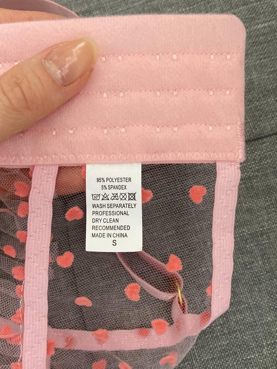 Durchsichtiger Bügel-BH mit rosa Herzmuster und Rüschen