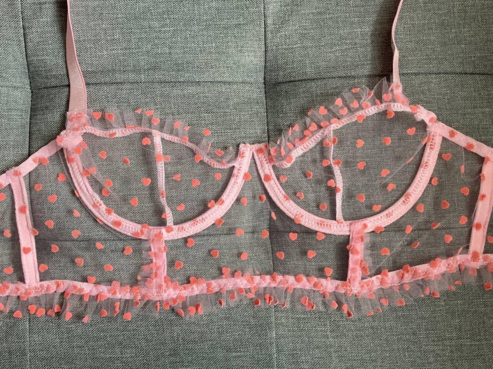 Durchsichtiger Bügel-BH mit rosa Herzmuster und Rüschen