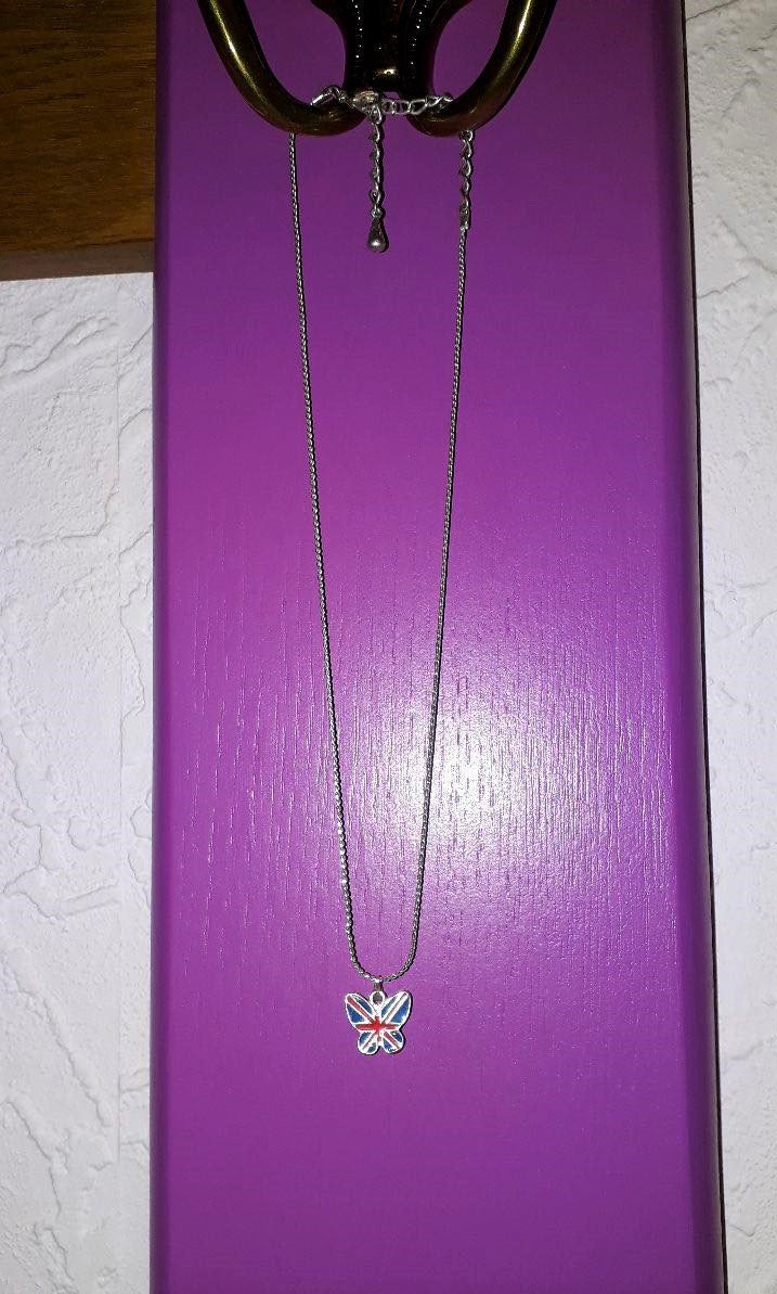 Silberne Kette mit Schmetterlingsanhänger in Union Jack Design