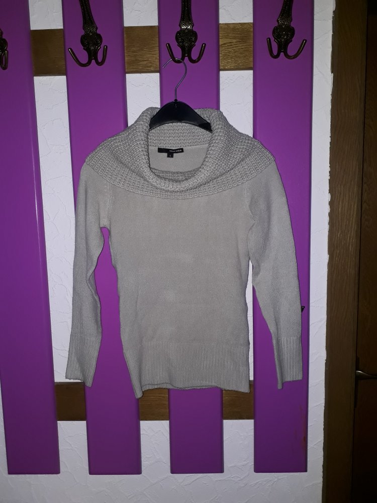 Taupefarbener Pullover mit Carmen-Kragen