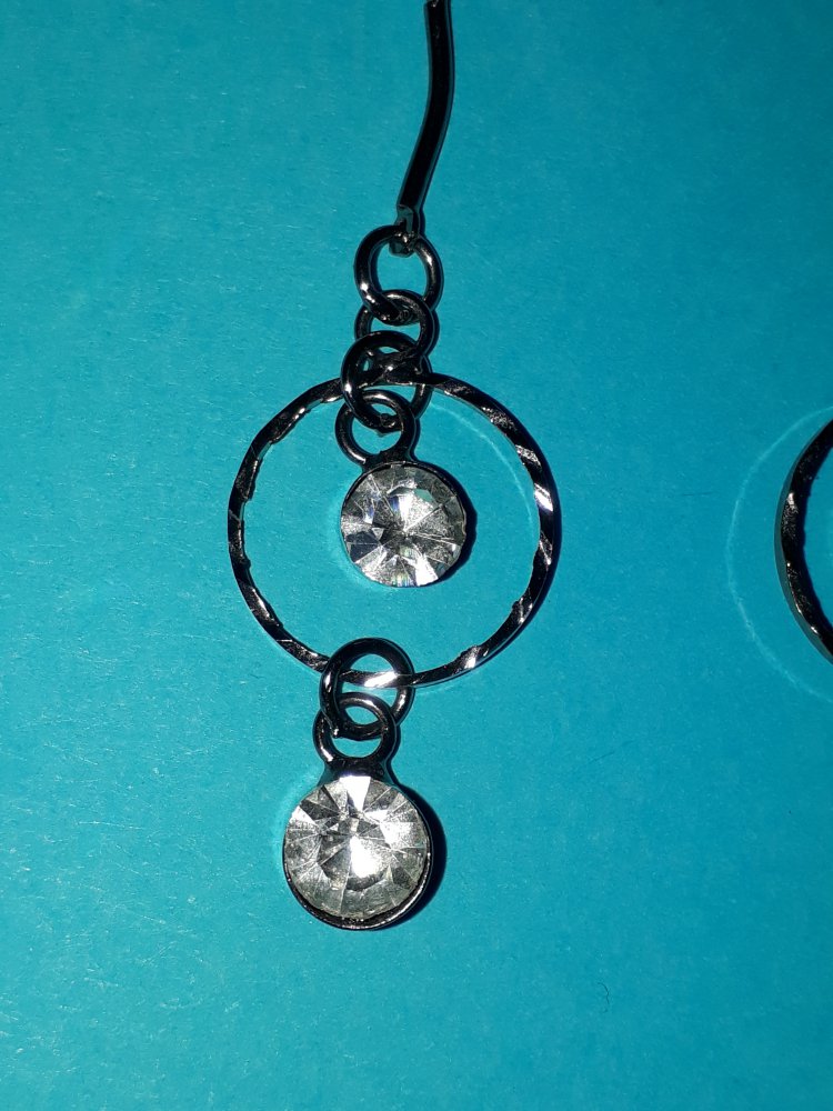 Silberfarbene Ohrhänger mit Steinchen