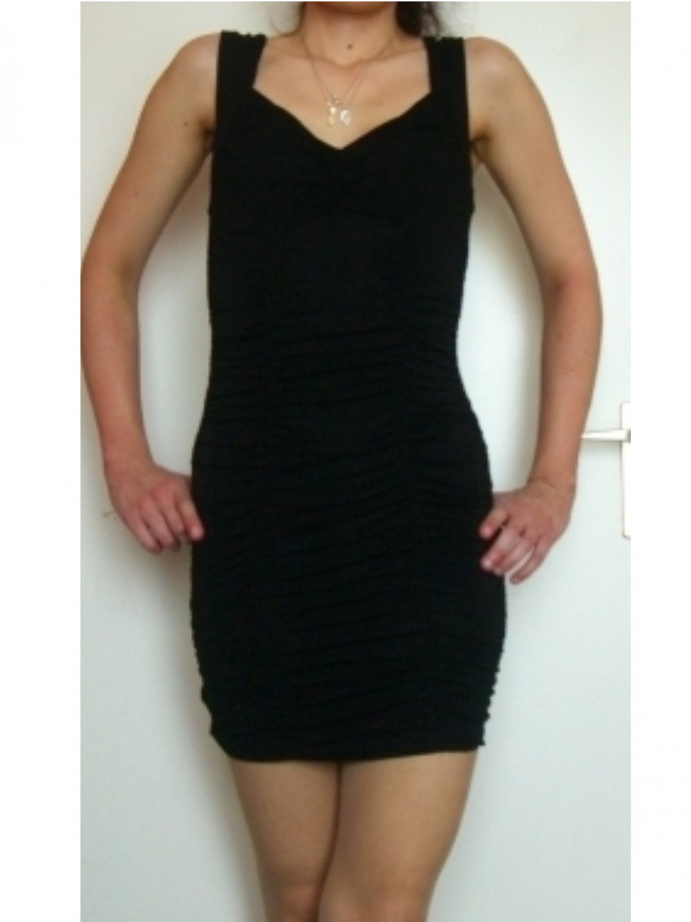 NEU MINIKLEID BODYCON KURZ RÜCKENAUSSCHNITT FIGURBETONT GR. 34/XS 