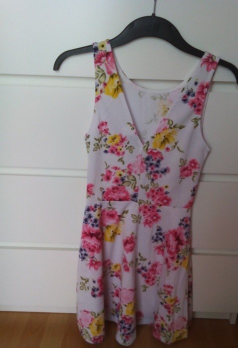 NEU SKATERKLEID KURZ FLORAL AUSGESTELLT BLUMENMUSTER RÜCKENAUSSCHNITT 36/S UNGETRAGEN