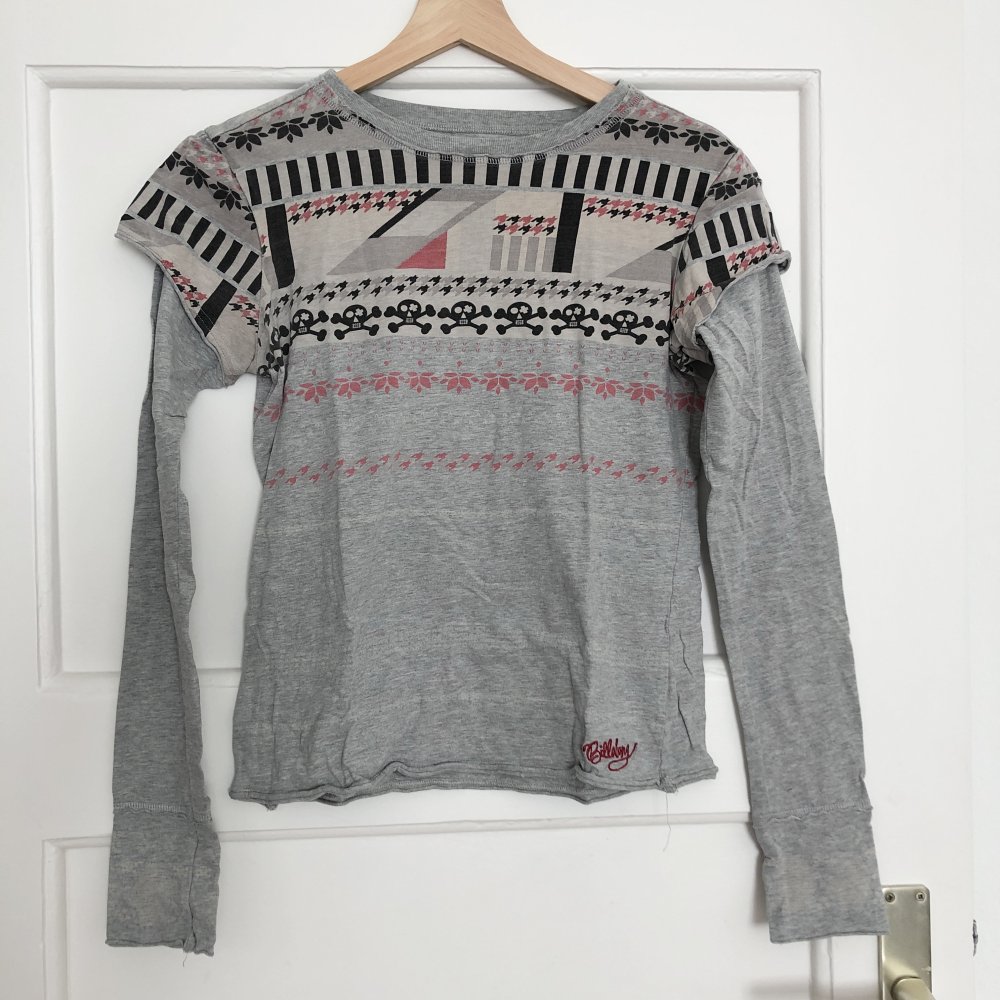 Early 2000s y2k Billabong Langarmshirt mit Totenköpfen