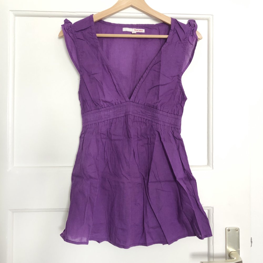 Lila farbene Bluse mit geraffter Taille & Schmetterlingärmel