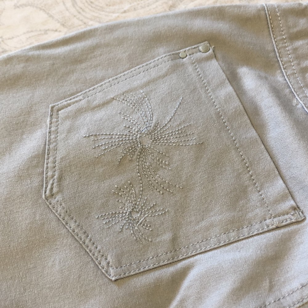 Highwaist stretch Hose mit geradem Schnitt und Stickerei