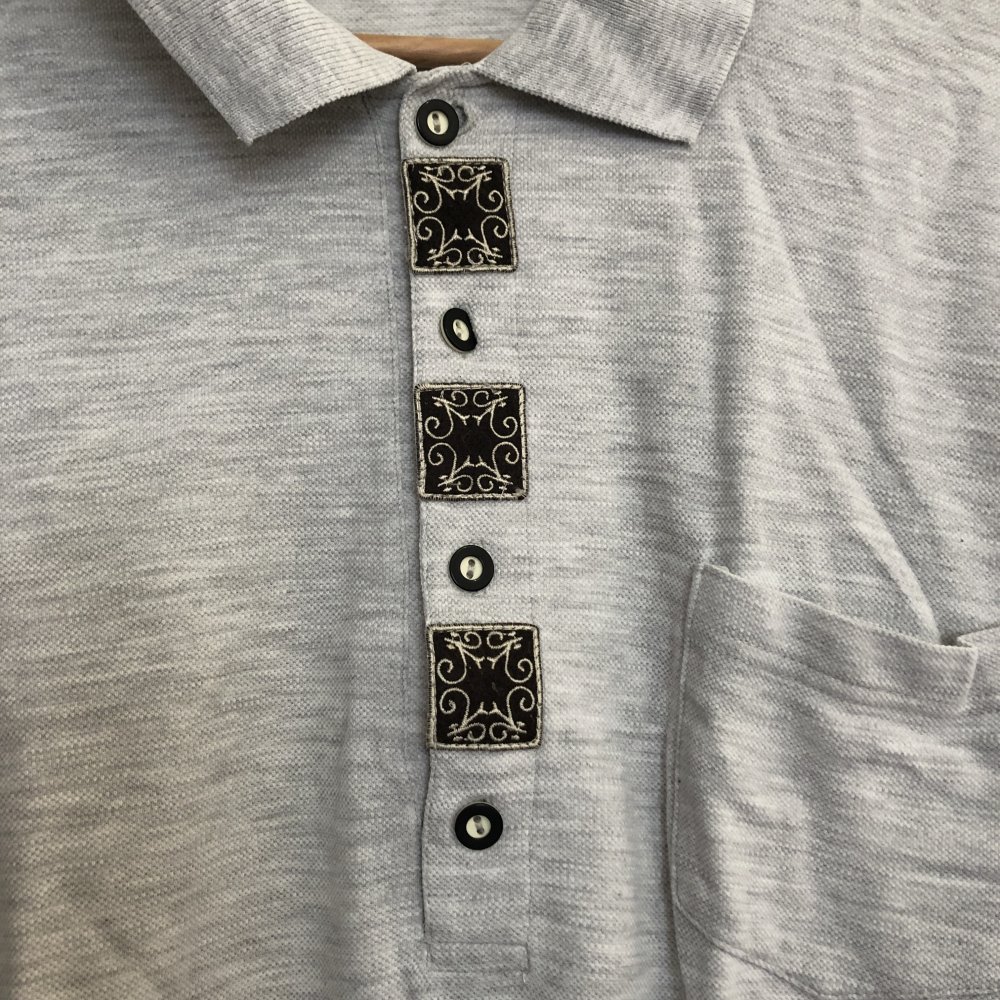 Grau meliertes vintage Polo mit aufgestickten Details