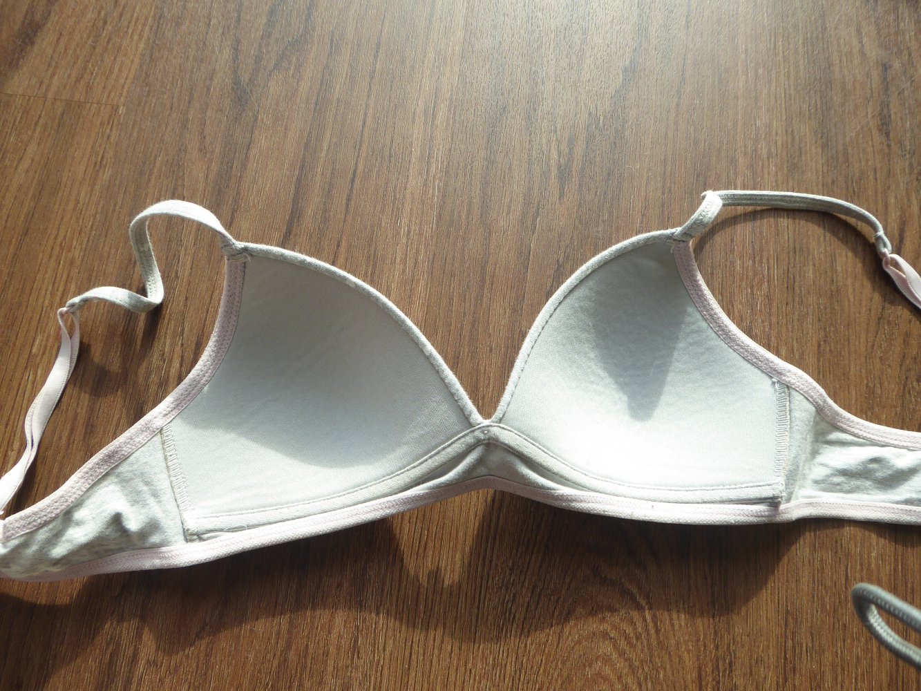 BH von Yigga Gr. 158/164 grau meliert mit rosa + weissen Herzchen