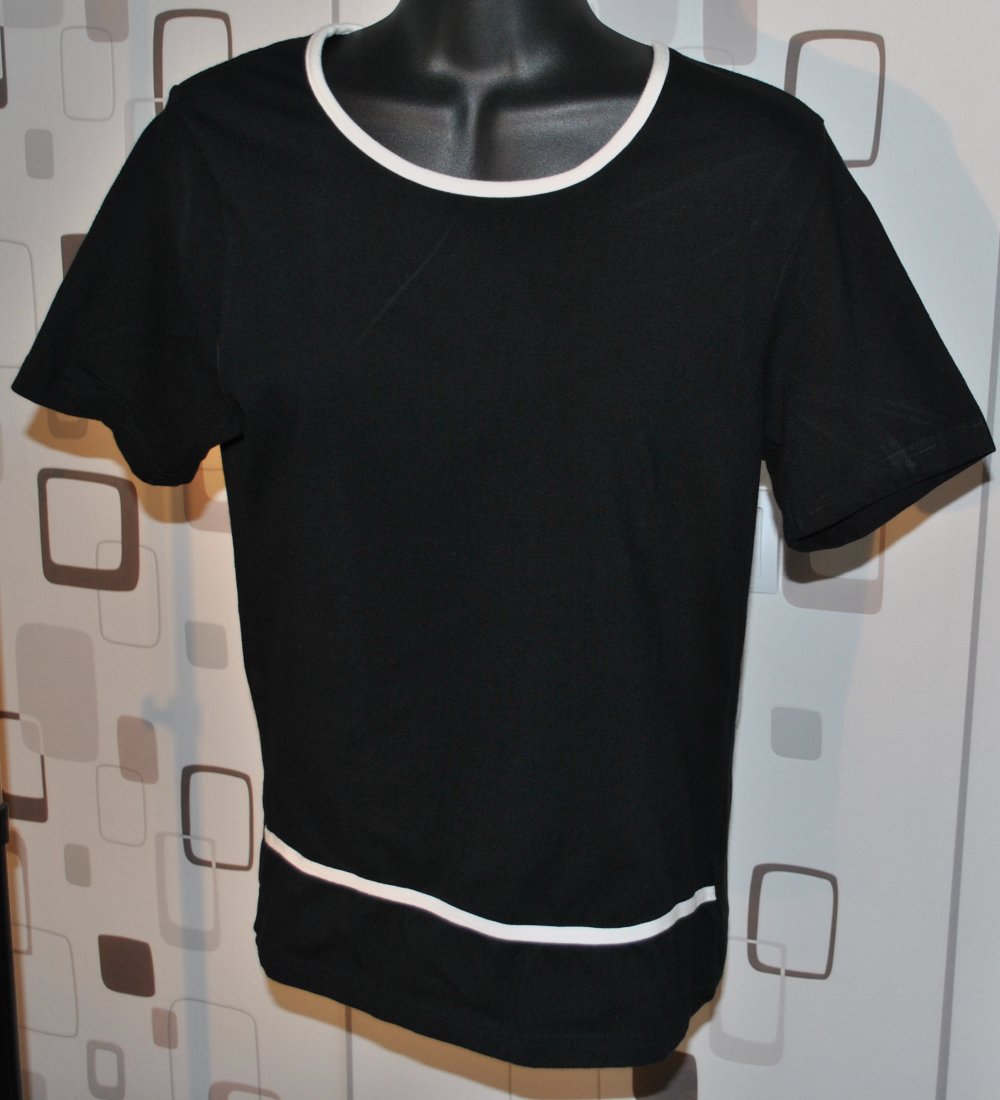 einfaches schwarzes Shirt