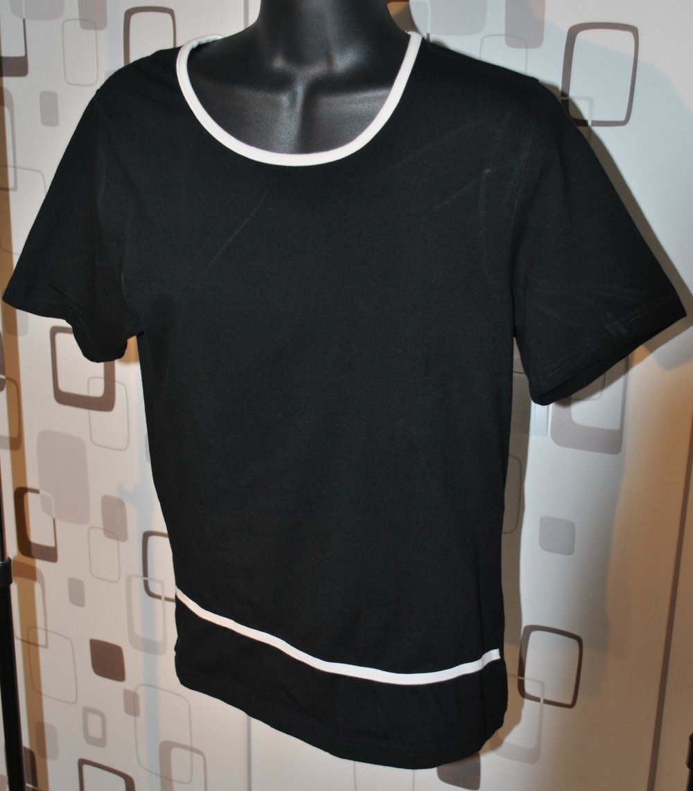 einfaches schwarzes Shirt