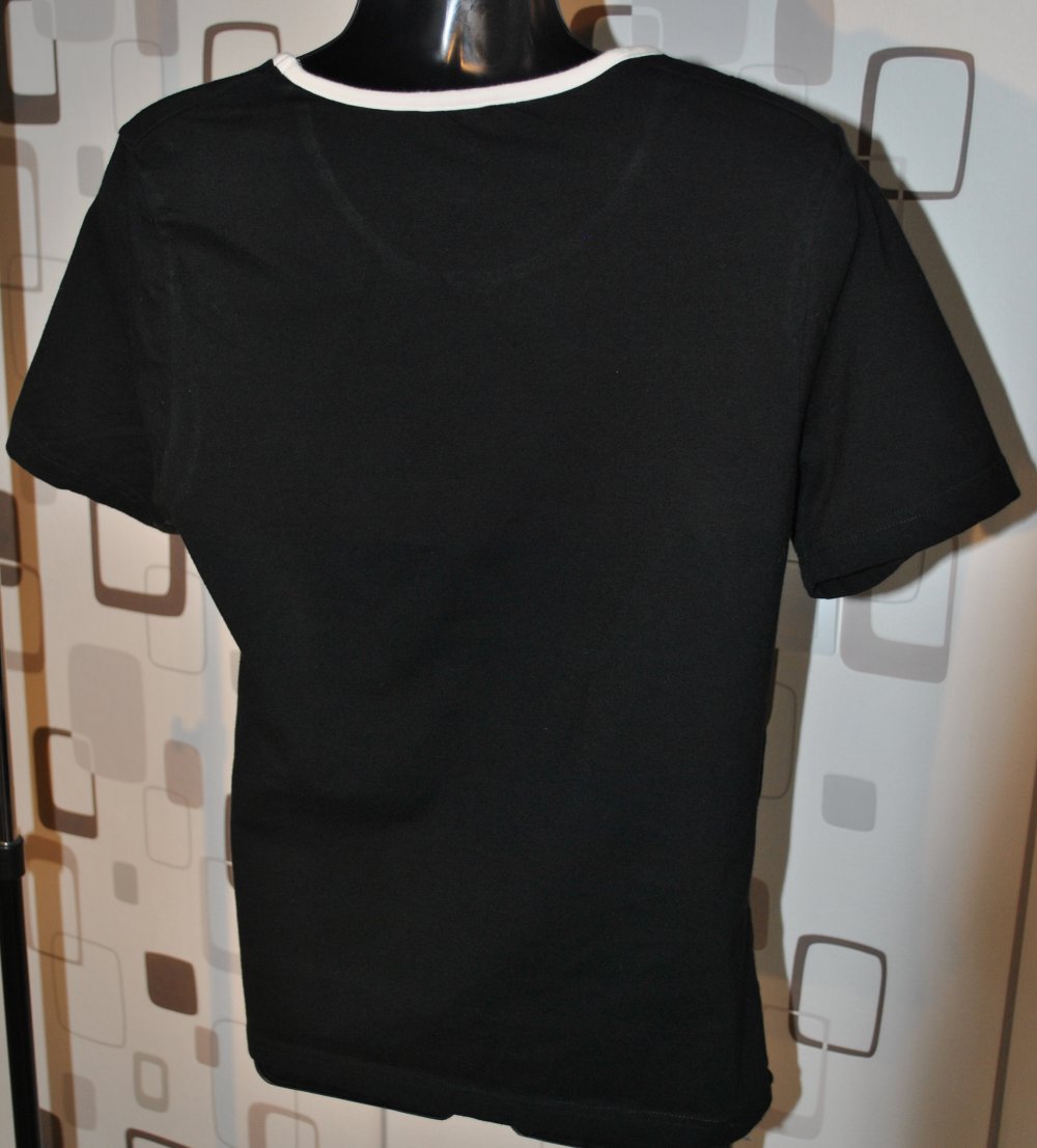 einfaches schwarzes Shirt