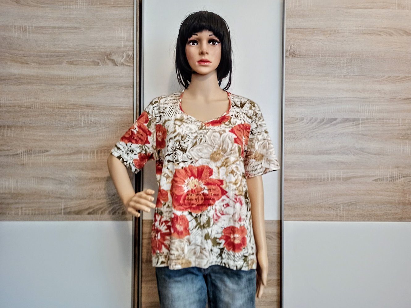 Sehr schönes T-Shirt mit große rote Blumen von Bonita