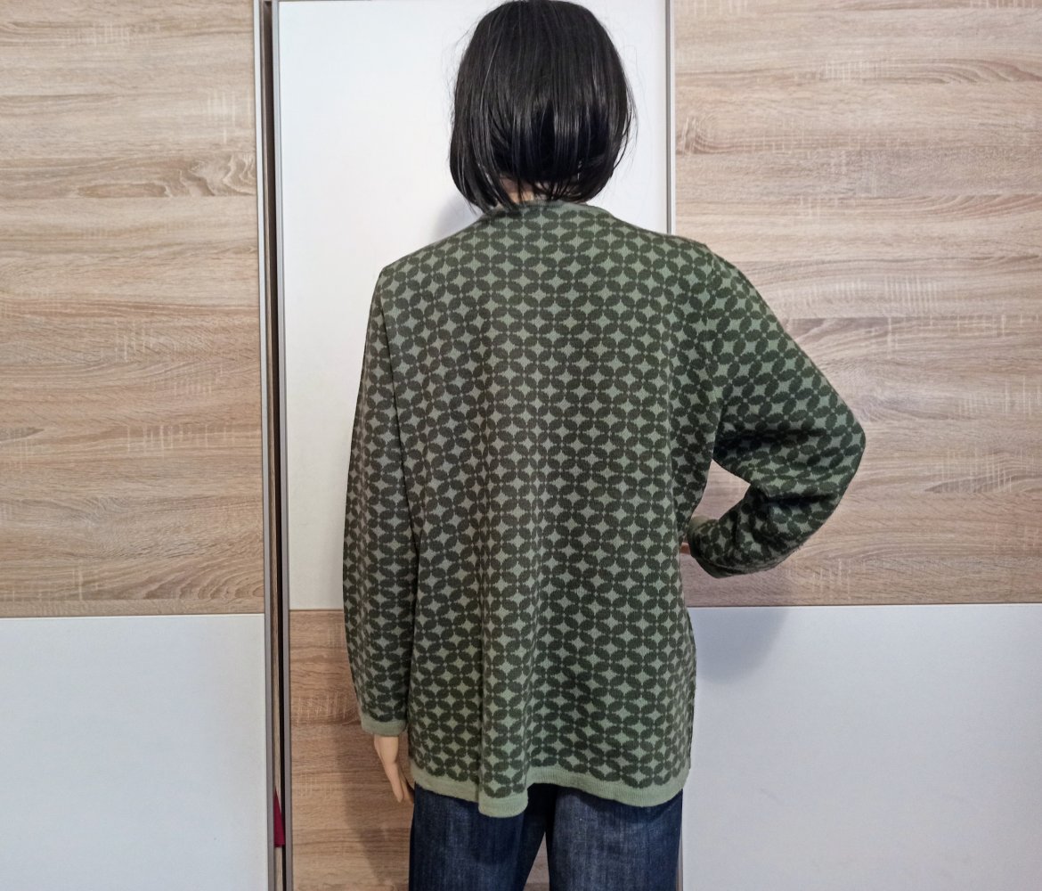 Schöner Pullover in grün mit hellgrünen Sternen