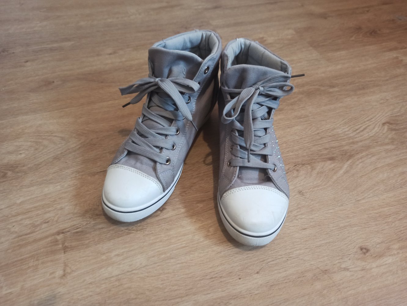 Schöne Damen Sneakers in grau mit Strasssteine von Bello Star