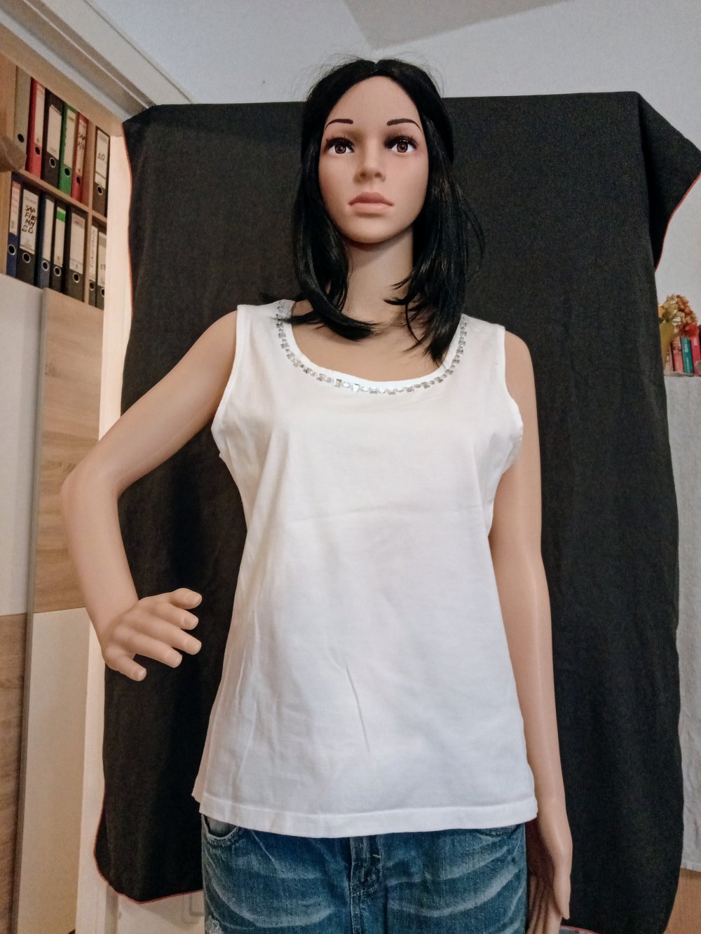 Schönes T-Shirt in weiß von Yorn mit Straps Steinen