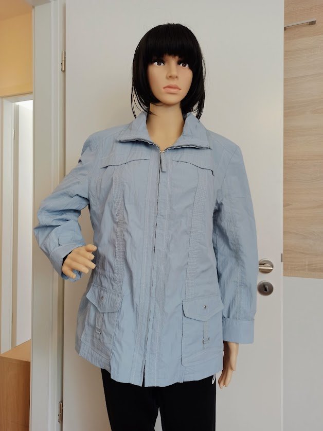 Schöne leichte Jacke in helles blau von Lebek