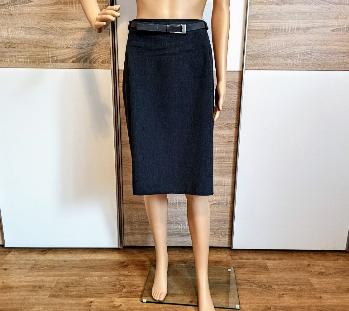 Schöner Rock in dunklem grau