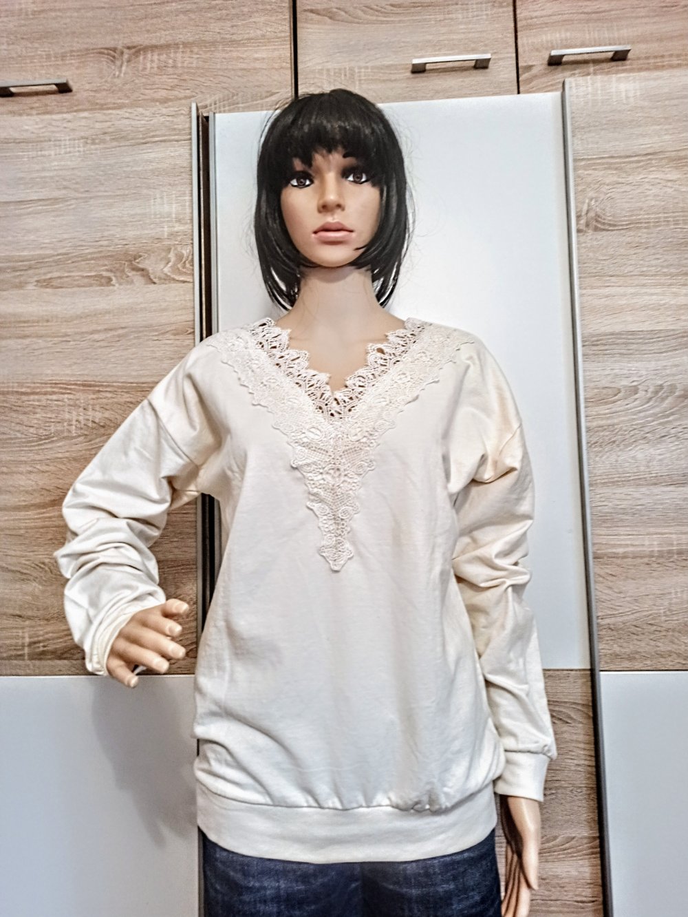 Schöner Hoodie-Pullover Cremefarbe mit Spitze