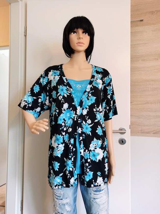 Sehr schönes T-Shirt von Keep Away From Fire mit blauen Blümchen