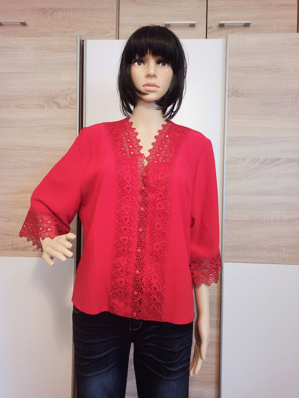 Schöne Bluse in rot mit Spitze von Halina