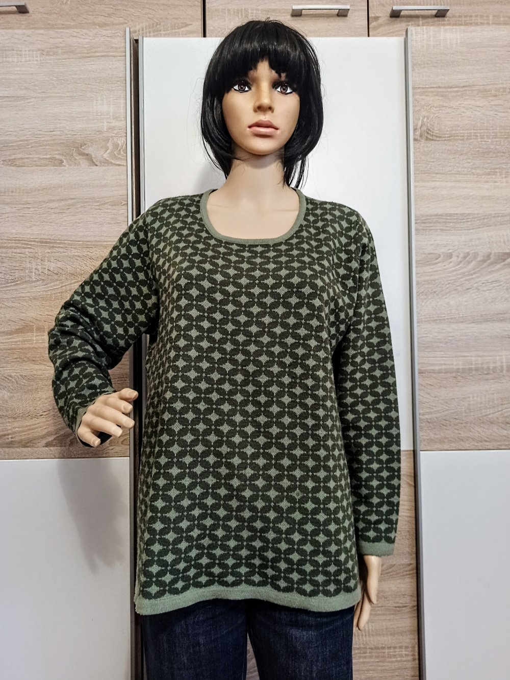 Schöner Pullover in grün mit hellgrünen Sternen