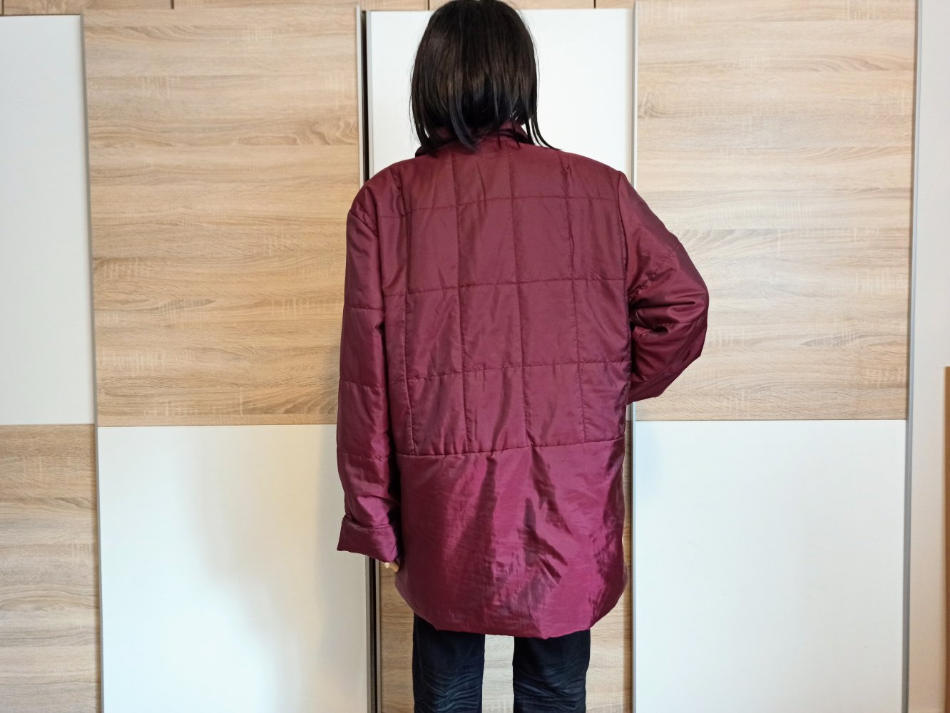 Schöne Jacke in Burgunderrot mit Schal 