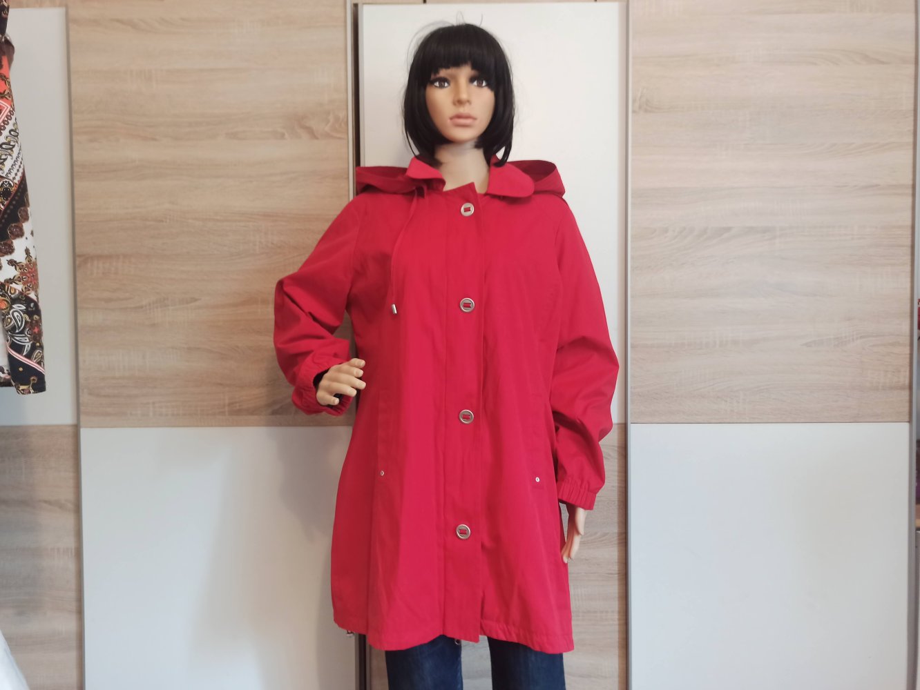 Schöne Jacke in rot von Fabiani mit Kapuze