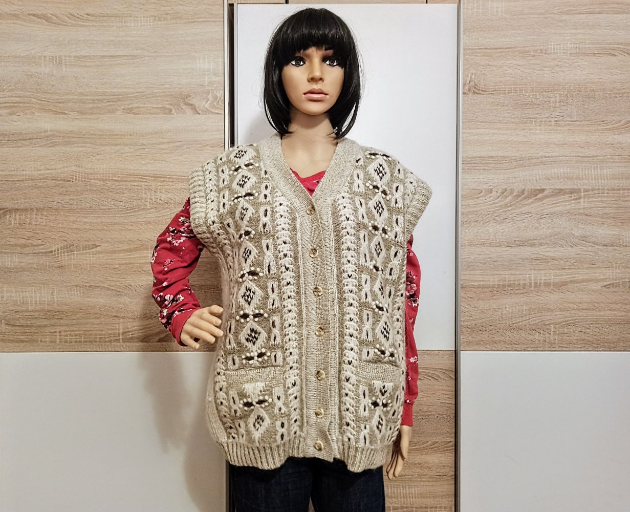 Schöne Strick-Weste in Cremefarbe