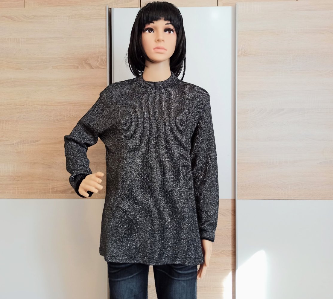 Schöner Pullover mit Glitzer