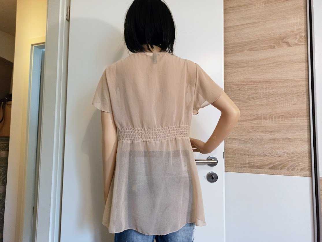 Schöne durschsichtige Bluse in beige mit Strapssteinen von Divided